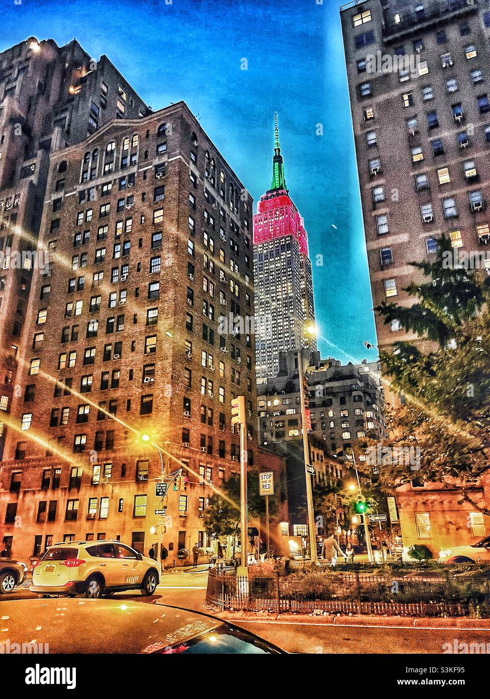 Modifica pittorica di una vista da Park Avenue verso l'edificio Empire state a New York City Foto Stock