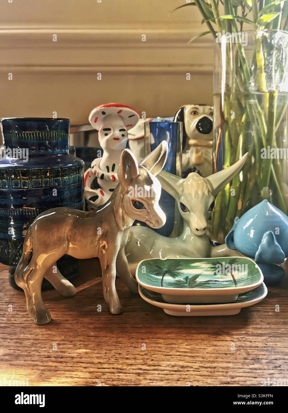 collezione di oggetti d'antiquariato e decorativi in ceramica Foto Stock