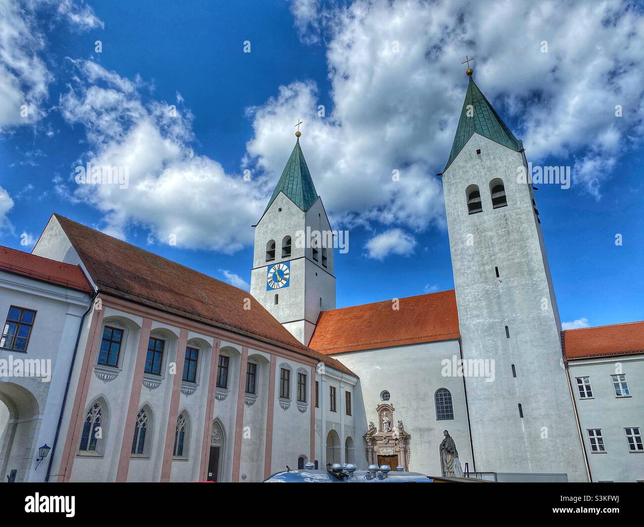 Torri della Cattedrale di Frisinga sulla collina di DOMBERG vicino a Monaco di Baviera, Germania. - Immagine stock catturata con smartphone
