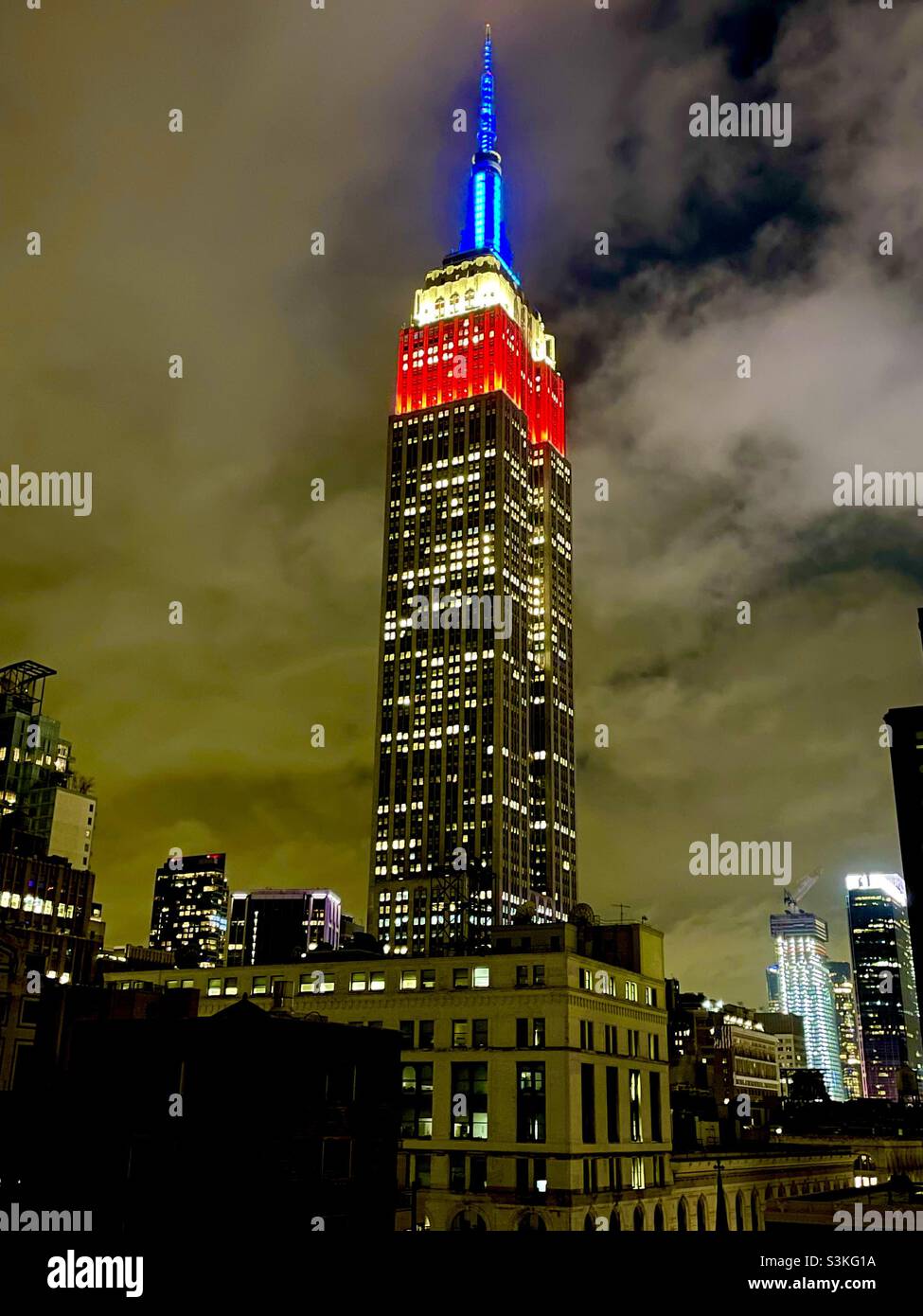 Le luci dell'Empire state Building onorano il Veterans Day - Immagine stock catturata con smartphone
