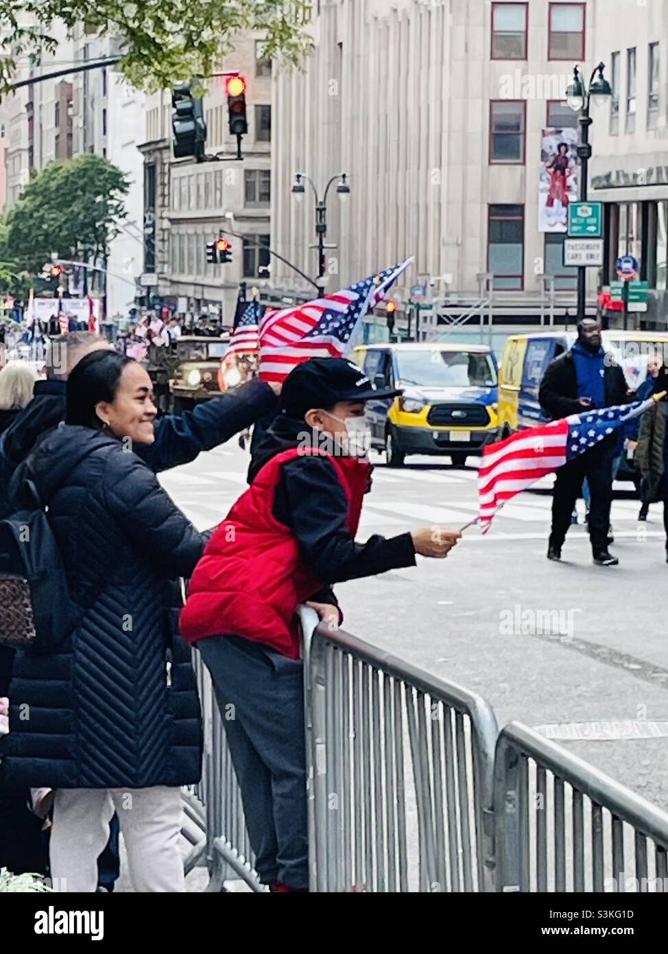 Bandiere di direzione degli spettatori alla sfilata Veterans Day a New York City Foto Stock