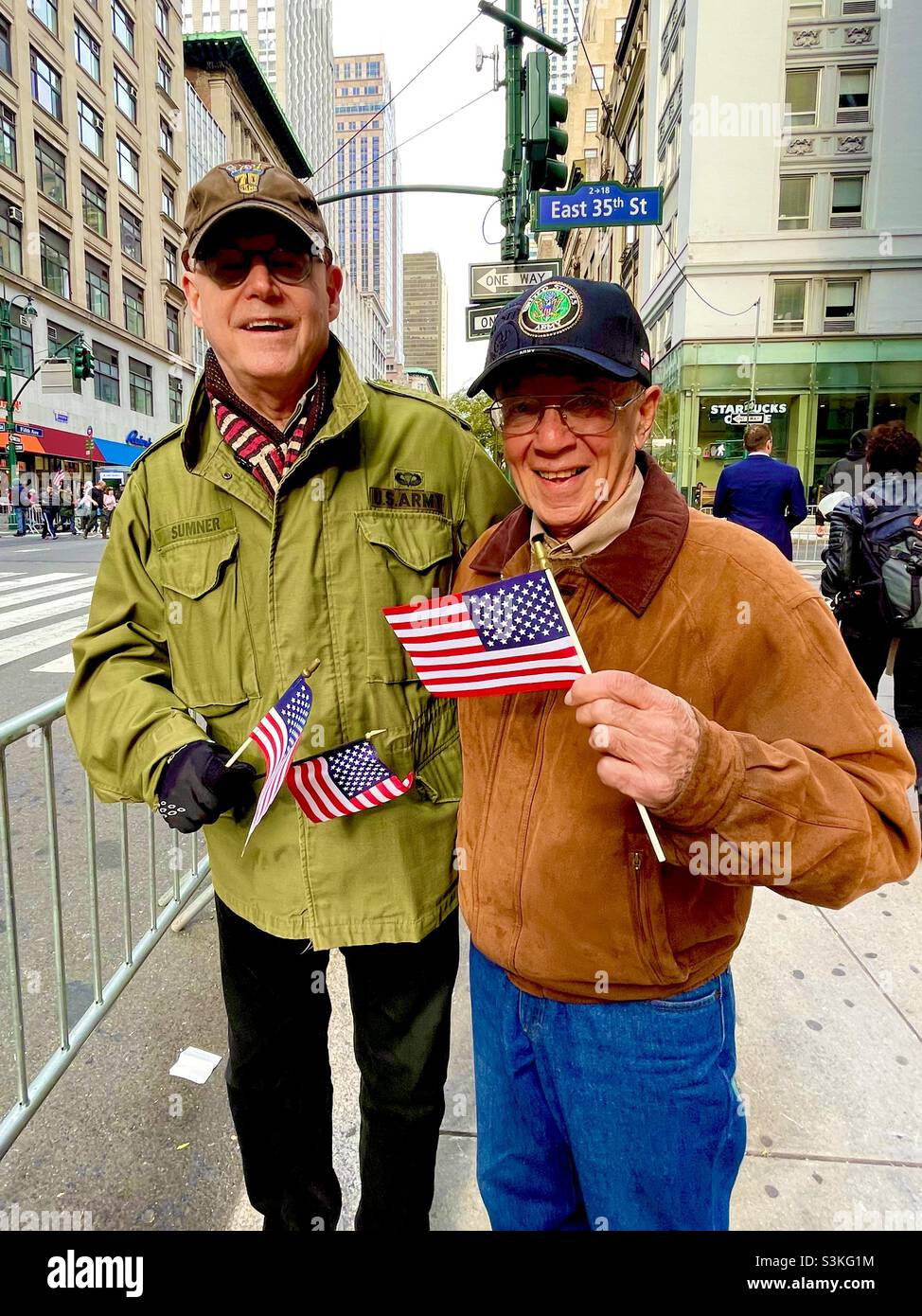 Veterans che guarda la Veterans Day Parade a New York City Foto Stock