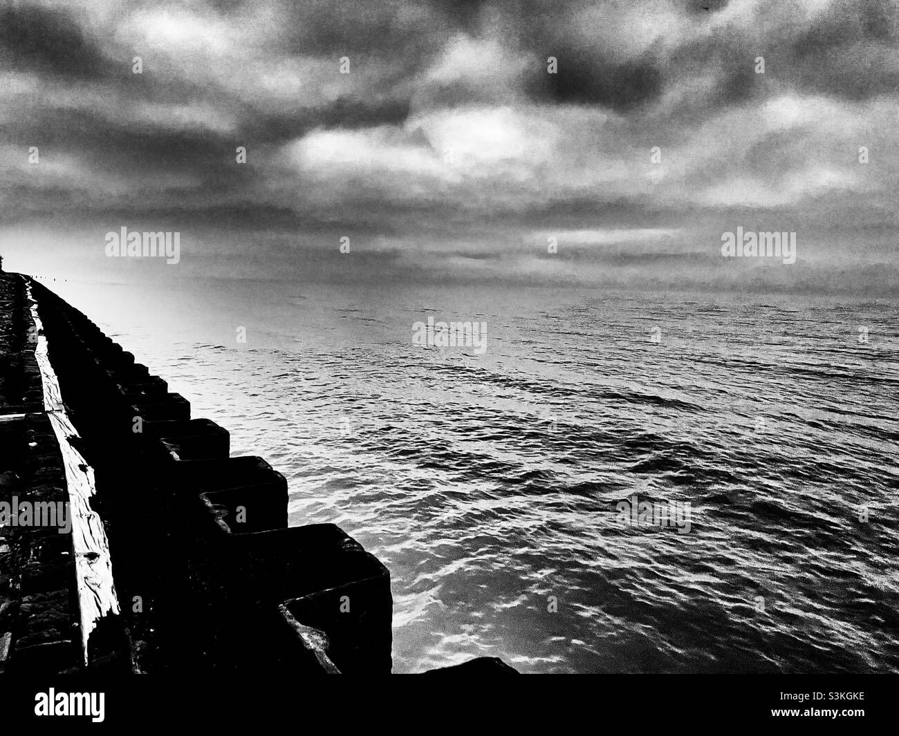 Sea Wall Bawdsey Ferry Suffolk Inghilterra - Immagine stock catturata con smartphone