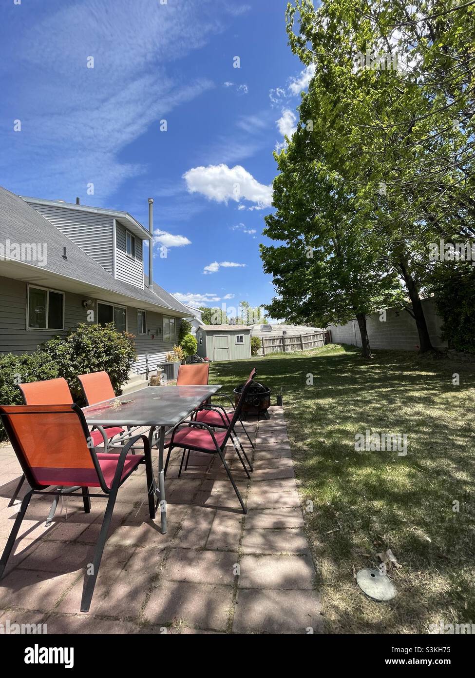 Un'ampia vista sul cortile e sul patio durante l'estate nello Utah, USA. Foto Stock
