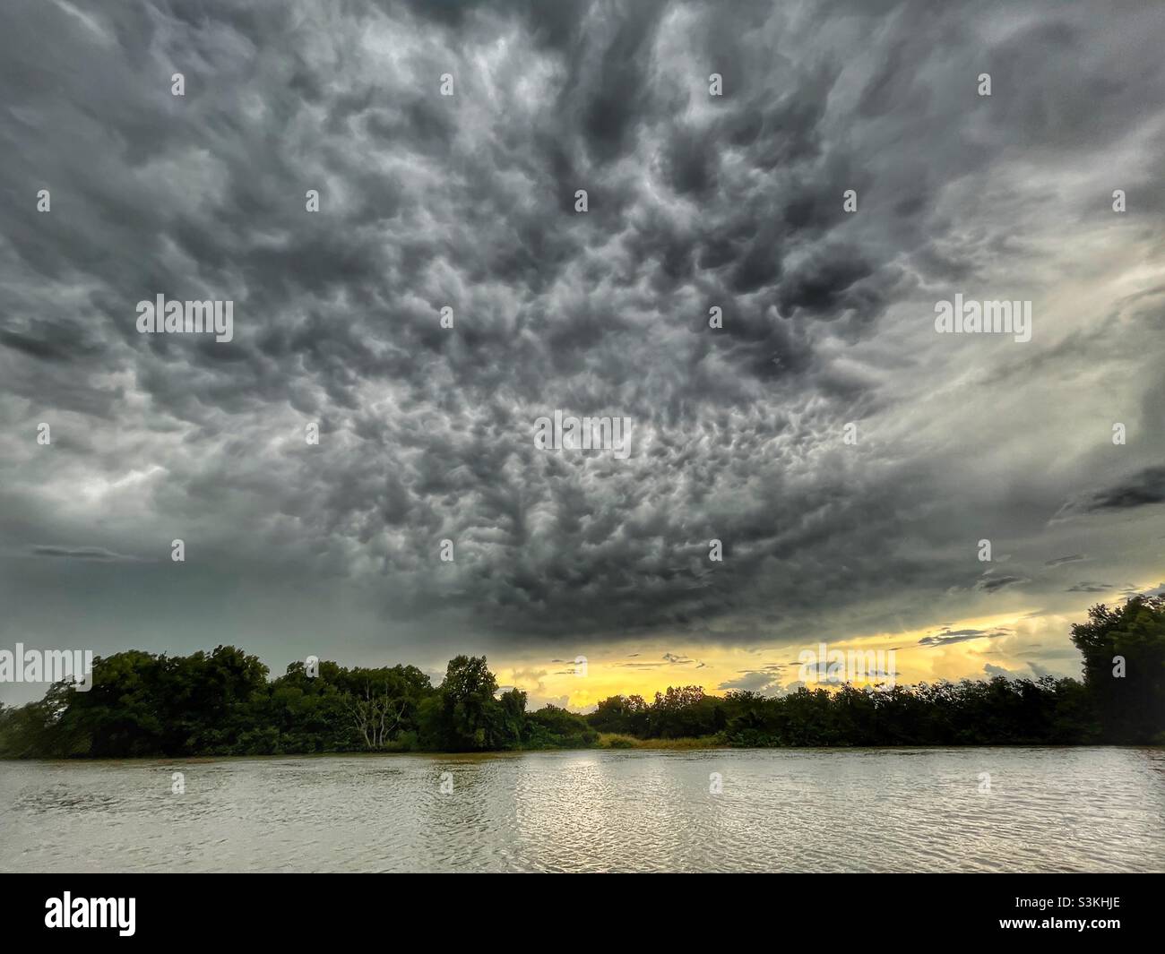 Tempesta che scorre sul fiume Adelaide nel territorio settentrionale dell'Australia Foto Stock