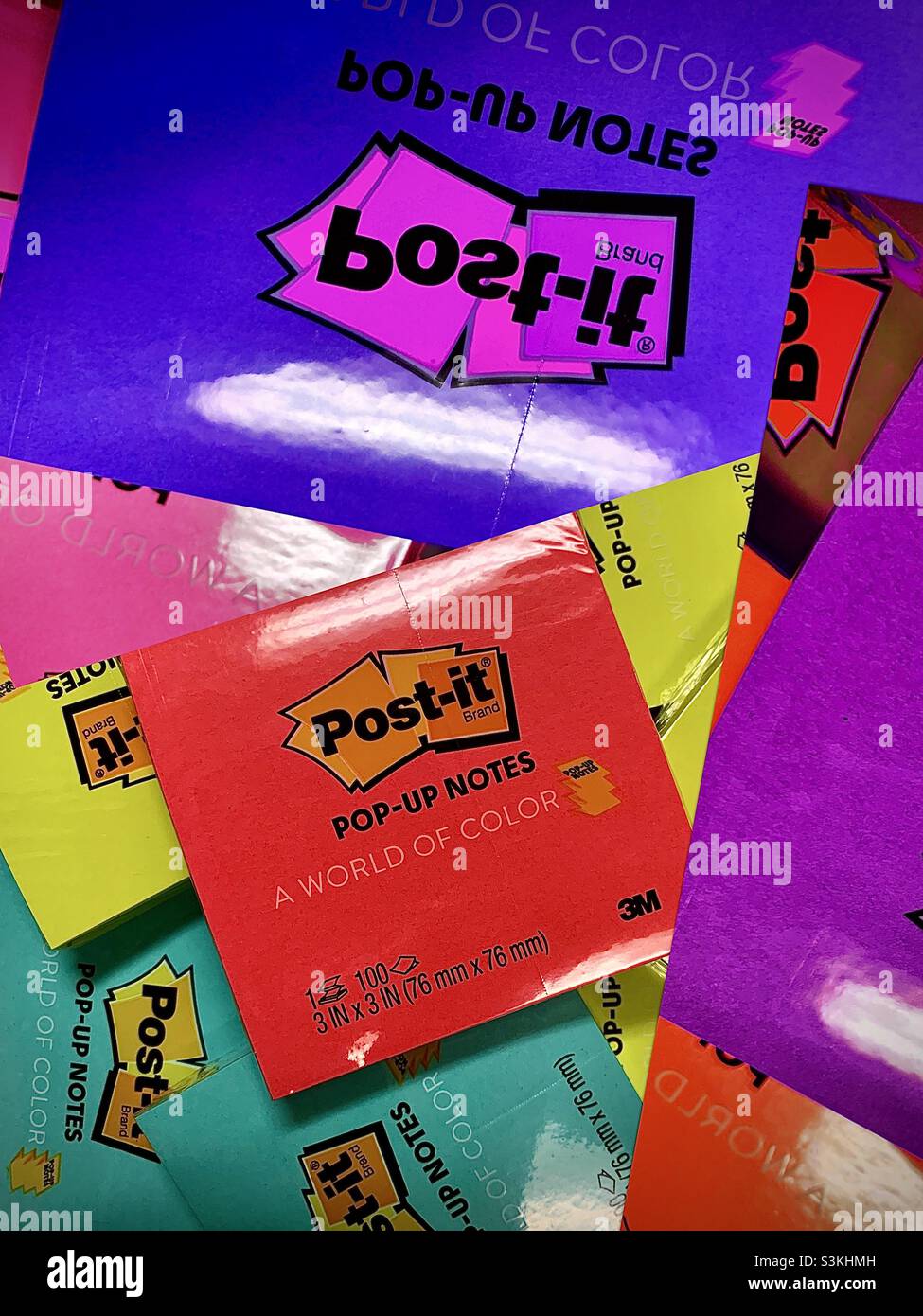 Le immagini multiple delle note pop-up post-it multicolore sono state unite e sovrapposte per creare questo colorato astratto a tema ufficio. - Immagine stock catturata con smartphone