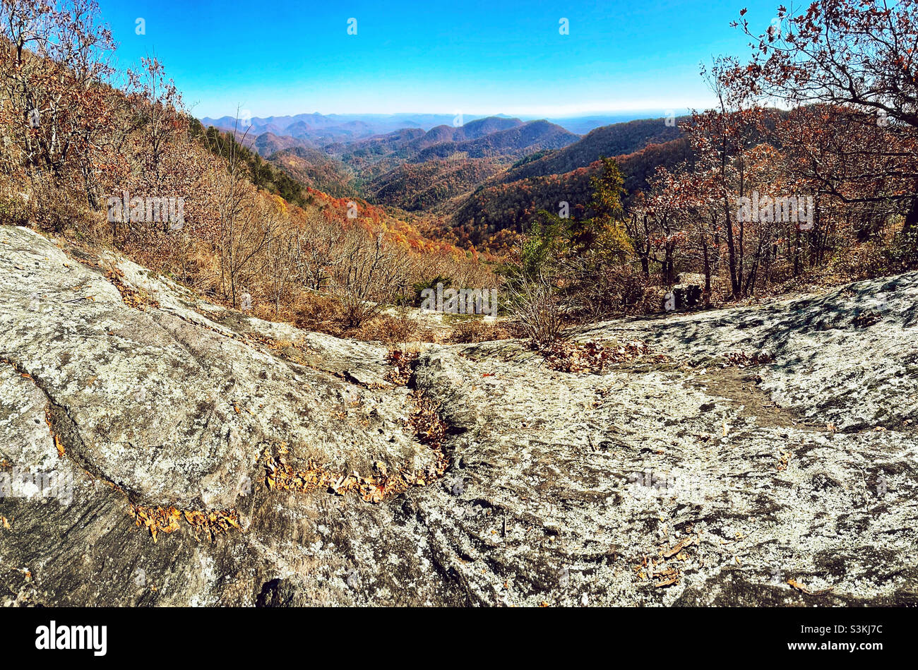 Vista panoramica grandangolare delle Montagne Appalachiane da Preachers Rock lungo L'AT nella Georgia del Nord. Foto Stock