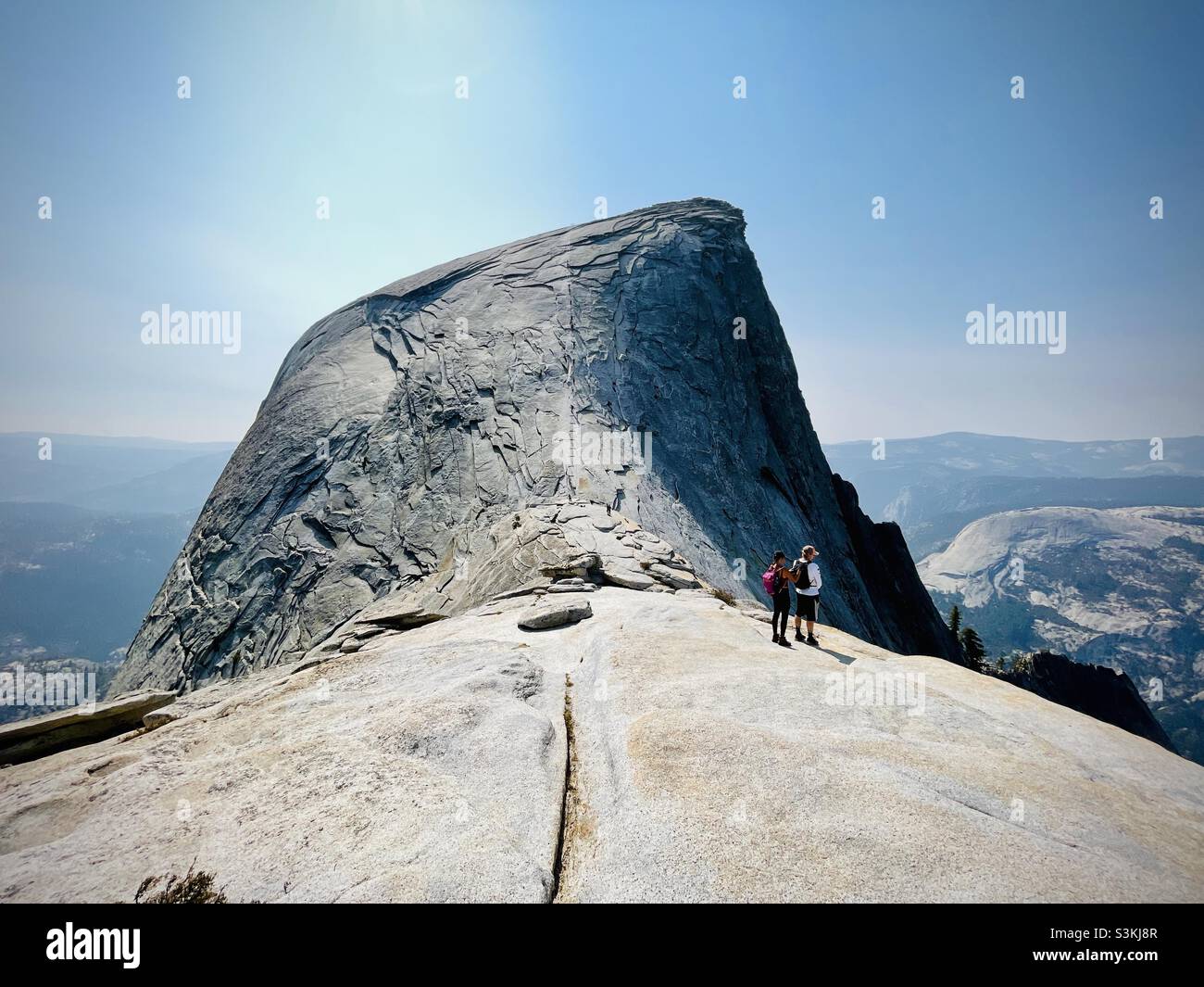 Due escursionisti alla base del Half Dome. Half Dome, Yosemite. Yosemite National Park, California USA. Foto Stock