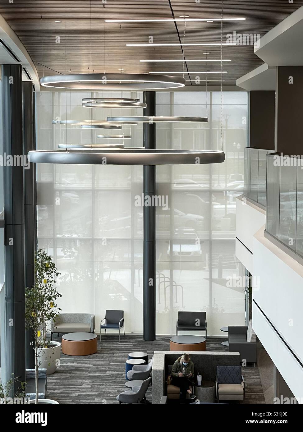 Interno di una struttura medica nuova e moderna. Potete vedere alcuni pazienti in attesa nello spazioso edificio, situato nello Utah, USA. - Immagine stock catturata con smartphone