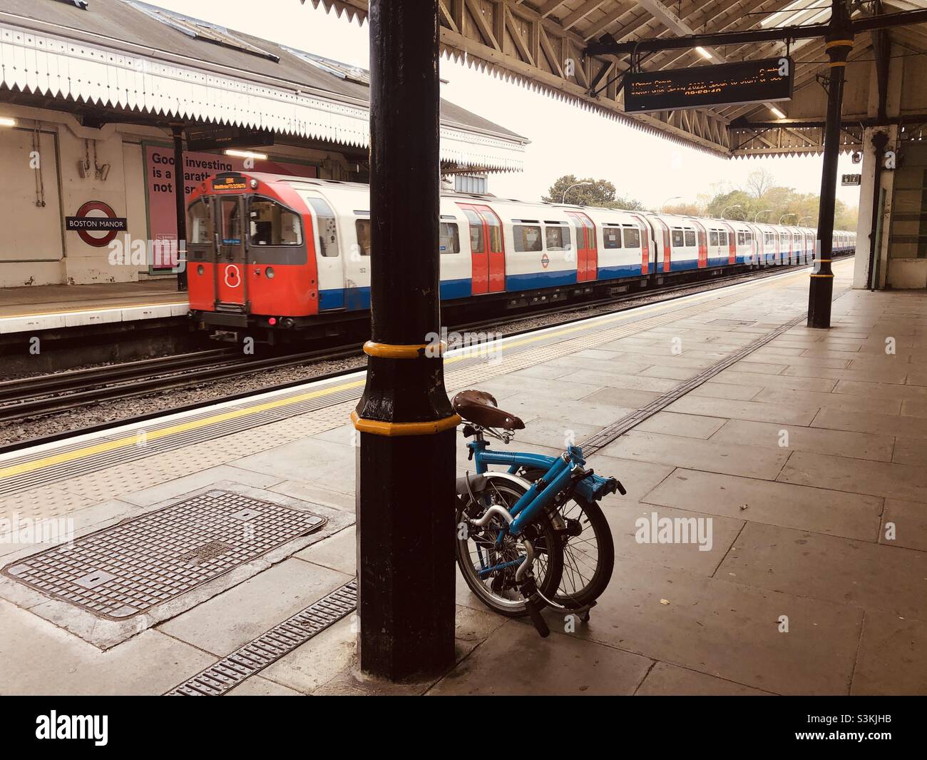 Bicicletta pieghevole presso una stazione della metropolitana di Londra Foto Stock