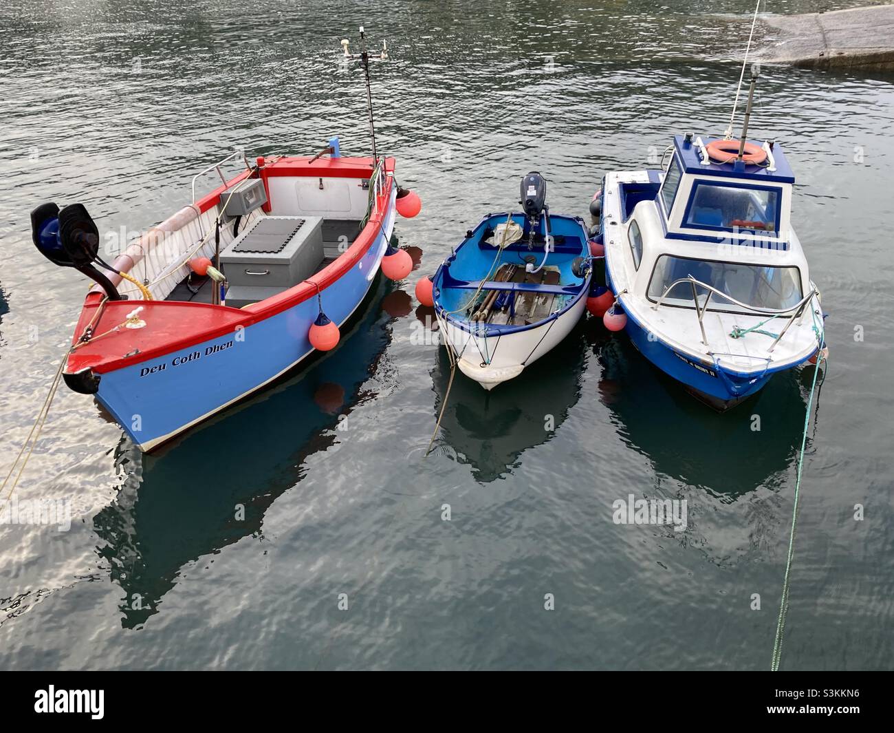 Barche da pesca colorate nel porto di Porthleven, Cornovaglia, Regno Unito - Immagine stock catturata con smartphone