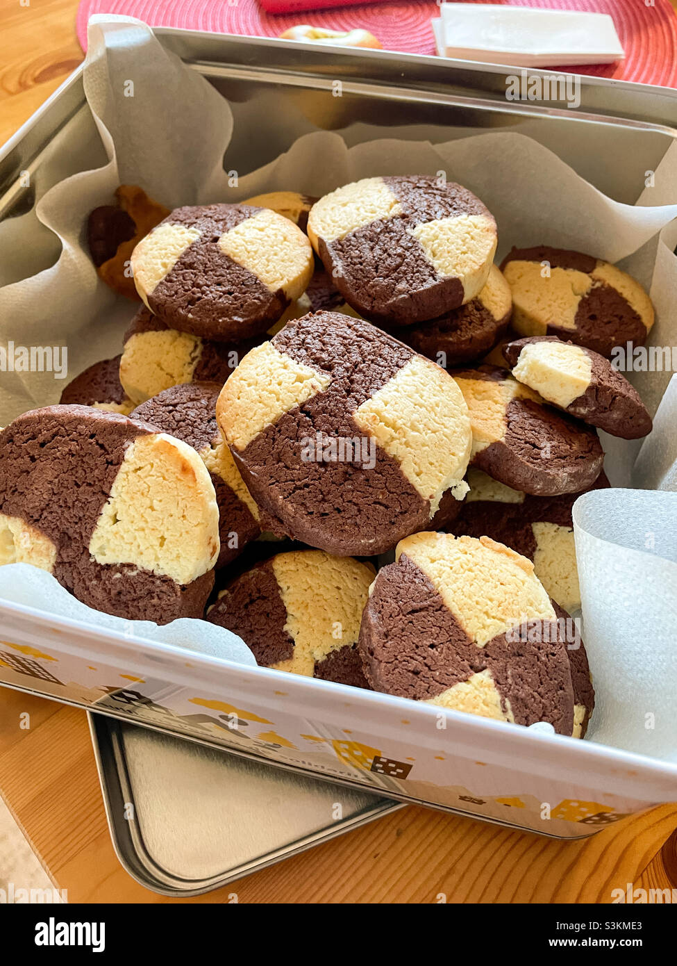 Belle shortcake appena fatte in una scatola di metallo - Immagine stock catturata con smartphone