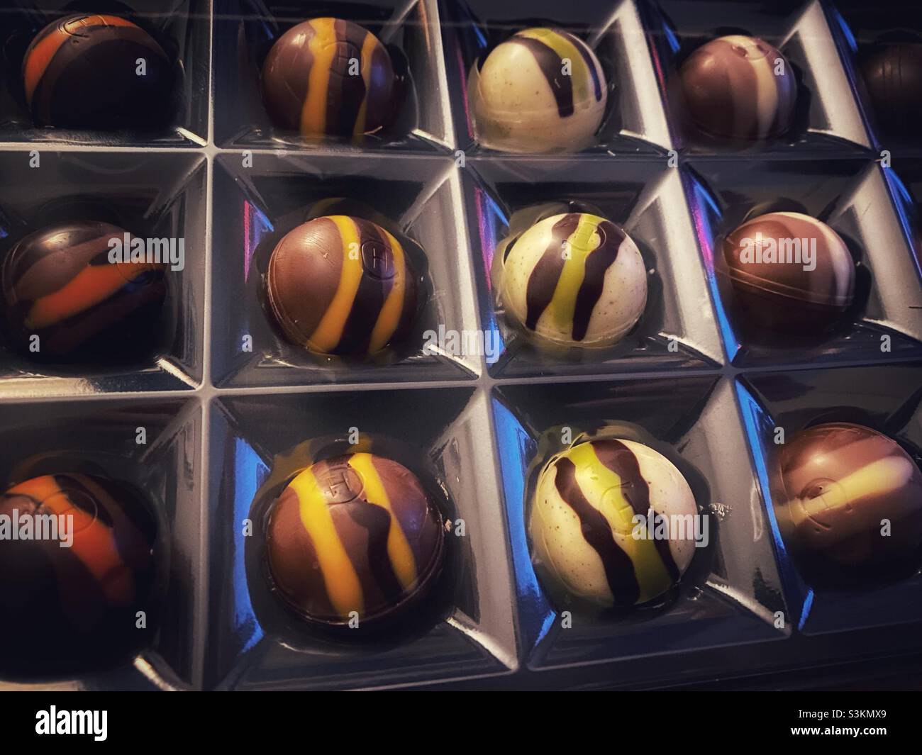Una fotografia ravvicinata della scatola di selezione del tartufo di Chocolat Tipsy dell'Hotel Foto Stock