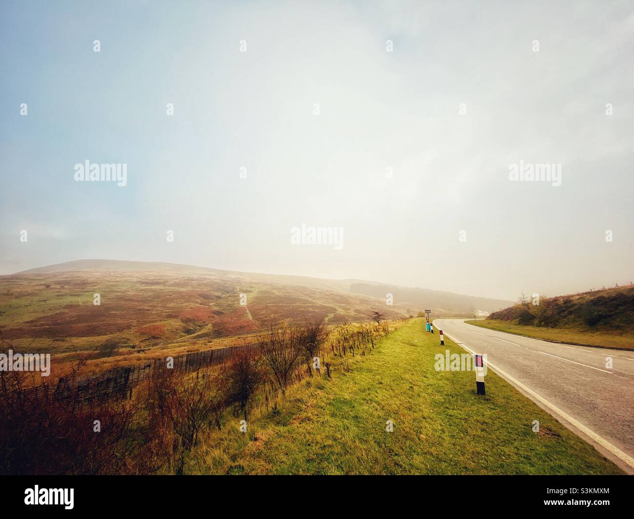 Una fotografia di una strada di montagna in Galles Foto Stock