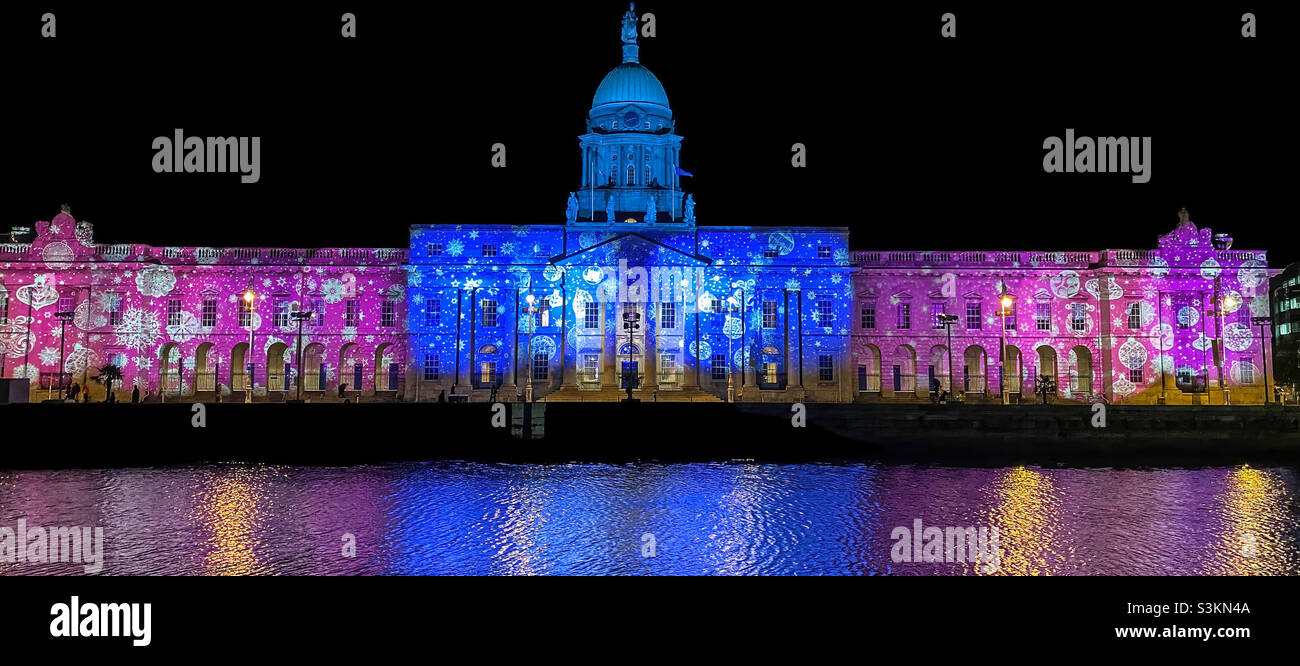 La Custom House a Dublino, Irlanda, illuminata per la stagione delle feste. Foto Stock