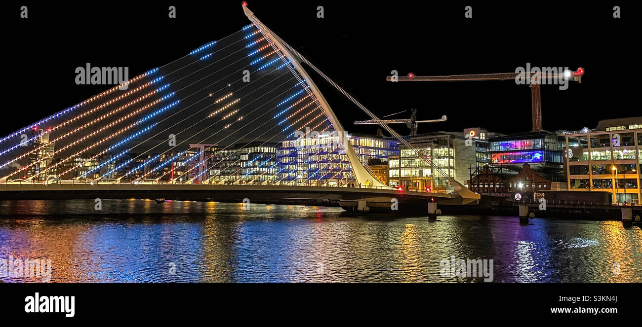 Il ponte Samuel Beckett sul fiume Liffey a Dublino, in Irlanda, che mostra le sue luci di festa invernali. Foto Stock