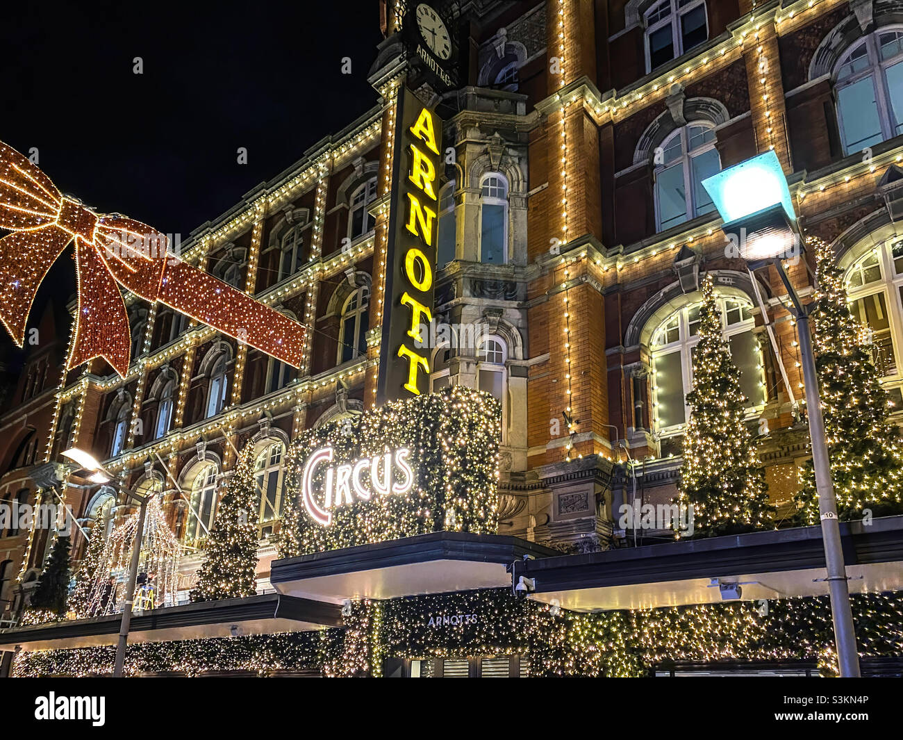 Il grande magazzino Arnotts di Henry Street, Dublino, Irlanda, si è illuminato per la stagione delle feste invernali. - Immagine stock catturata con smartphone