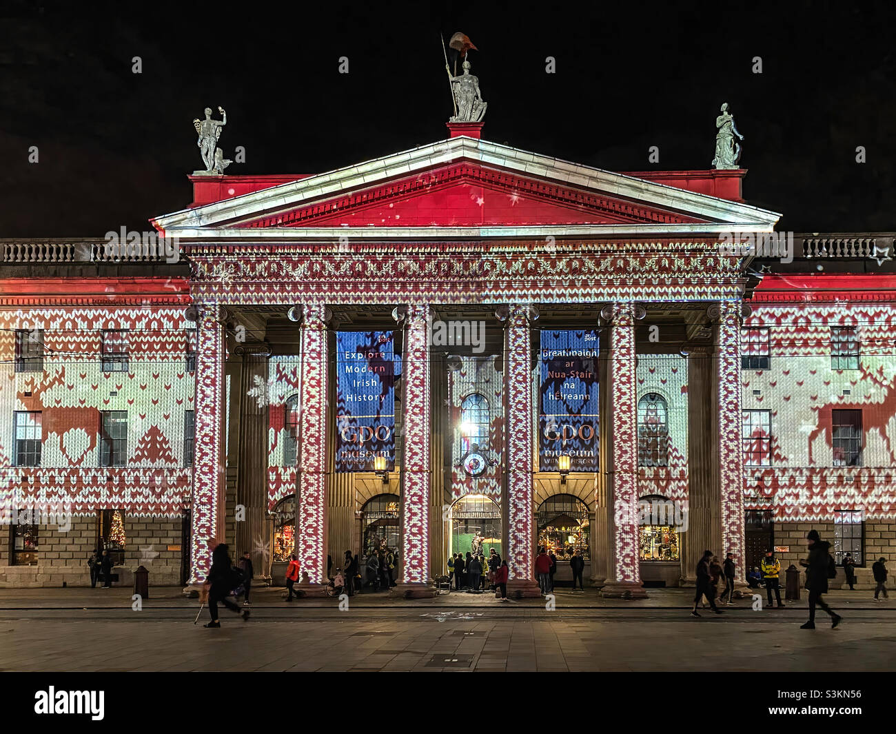 L’ufficio postale generale (gpo) di o’Connell Street, Dublino, Irlanda si è illuminato per le festività invernali. - Immagine stock catturata con smartphone