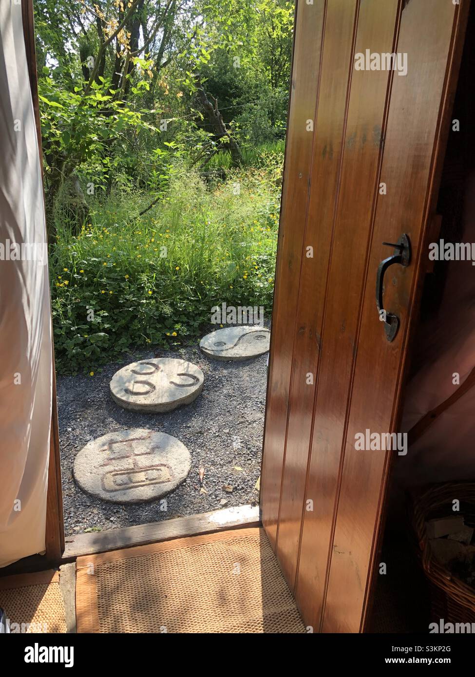I gradini di pietra rotondi conducono in un yurt di lusso in un luogo glamping nel Galles Foto Stock