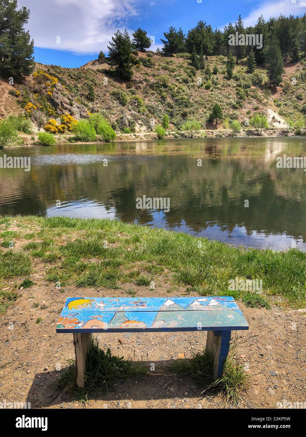 Un pittoresco paesaggio montano e lacustre in Patagonia, Argentina. - Immagine stock catturata con smartphone