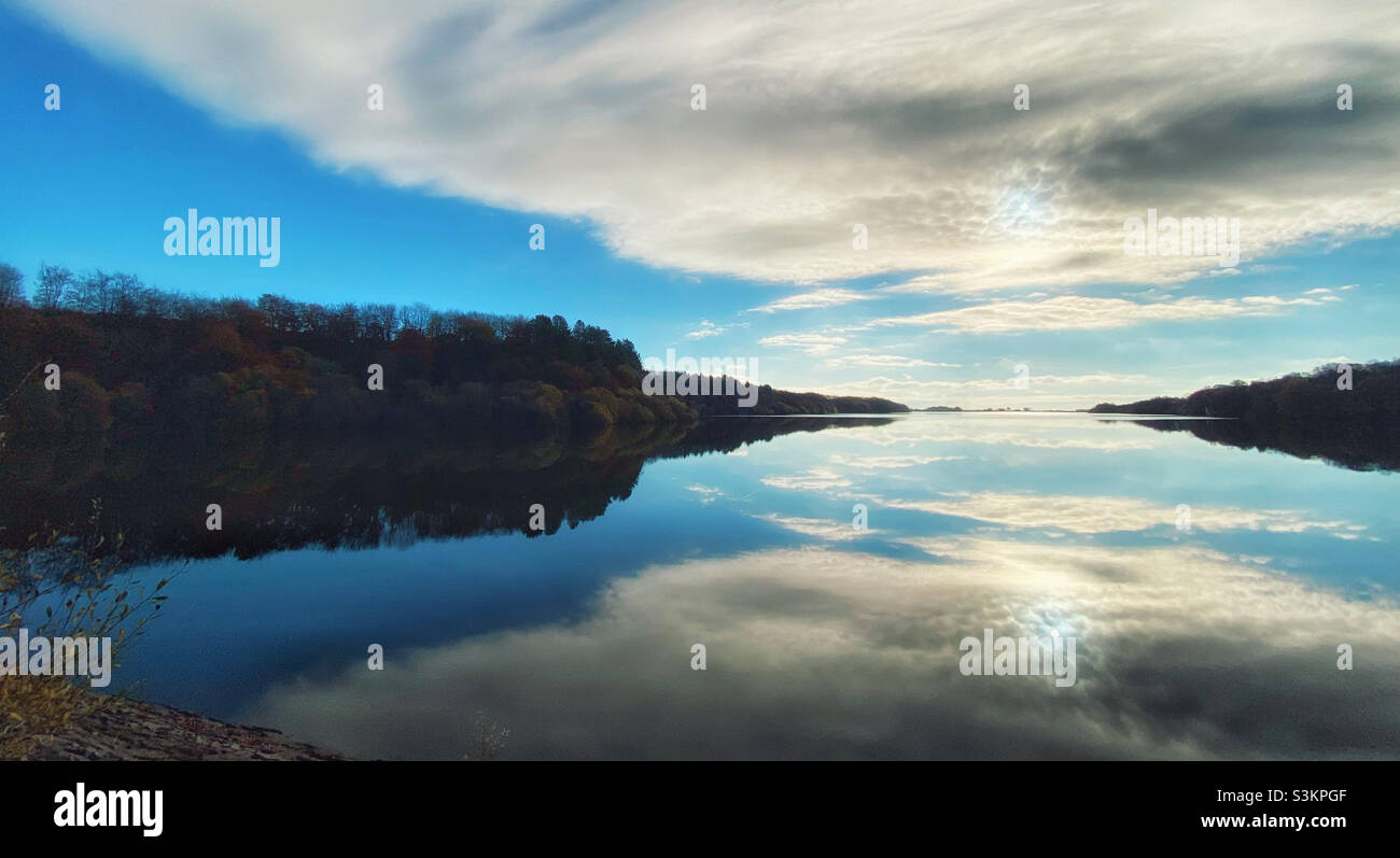 Riflessione speculare dell'immagine in Rivington Reservoir vicino Chorley in Lancashire Foto Stock