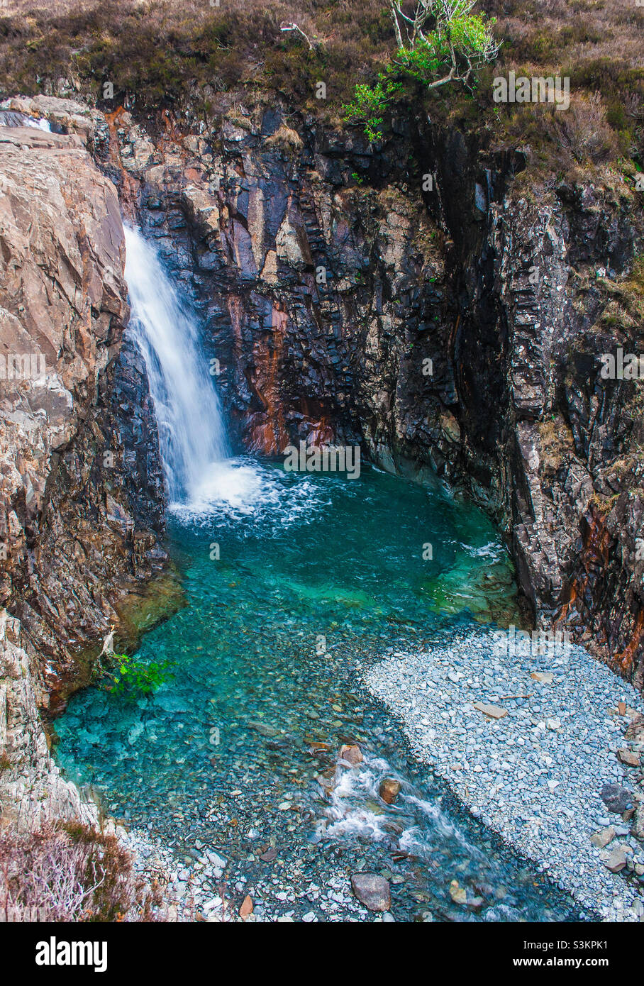 Le cascate si riversano nell'acqua blu delle piscine delle fate sull'isola di Skye, Scozia - Immagine stock catturata con smartphone