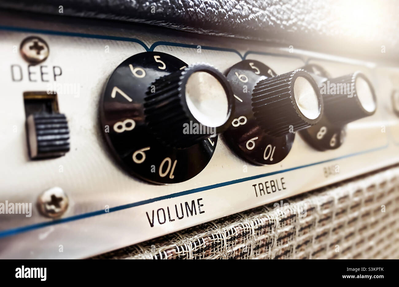 Vista ravvicinata delle manopole di un amplificatore per la regolazione del suono di strumenti musicali a corda. Concerto e performance dal vivo. Musica e intrattenimento - Immagine stock catturata con smartphone
