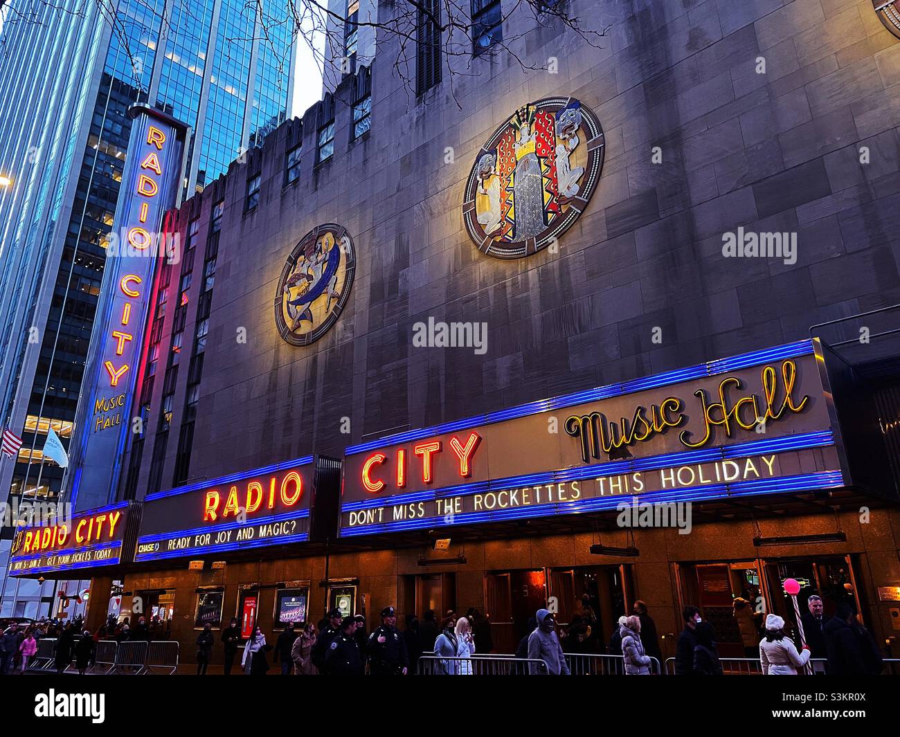 Durante la stagione natalizia si allinea la folla al di fuori della radio City Music Hall in attesa di vedere lo spettacolare Natale con le Rockettes, Rockefeller Center, New York City, Stati Uniti, 2021 Foto Stock