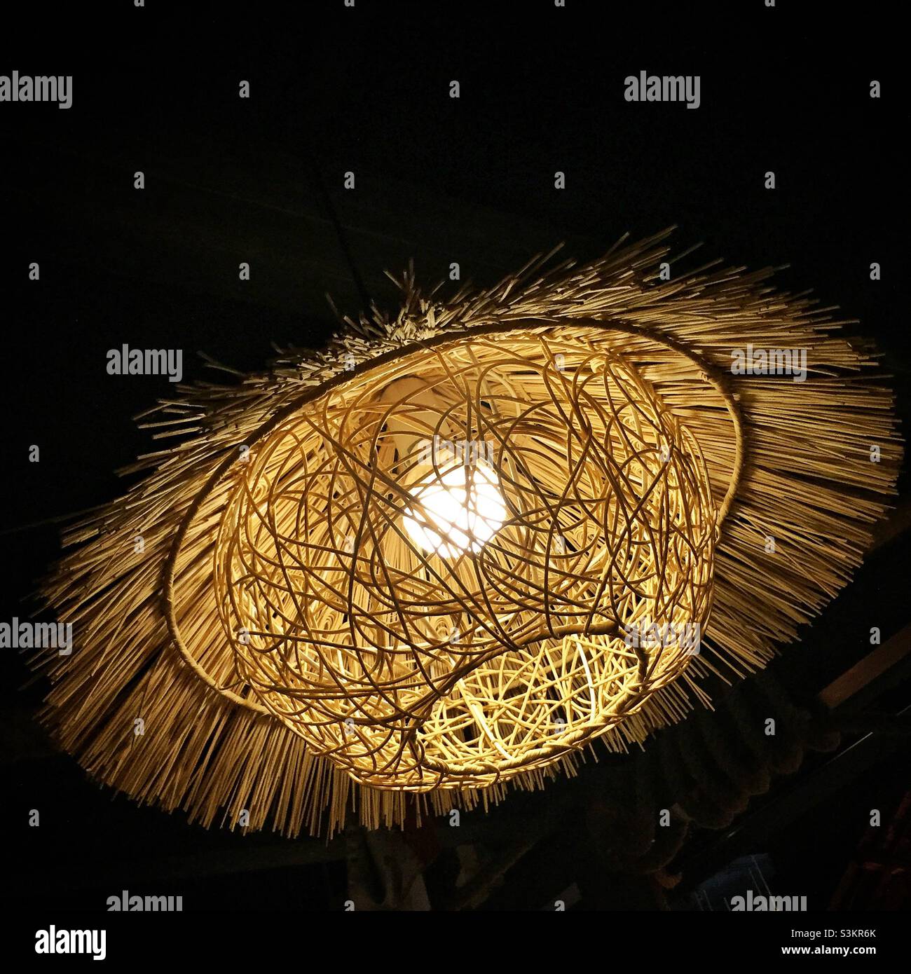 Paralume in rattan in un ristorante, Hong Kong - Immagine stock catturata con smartphone
