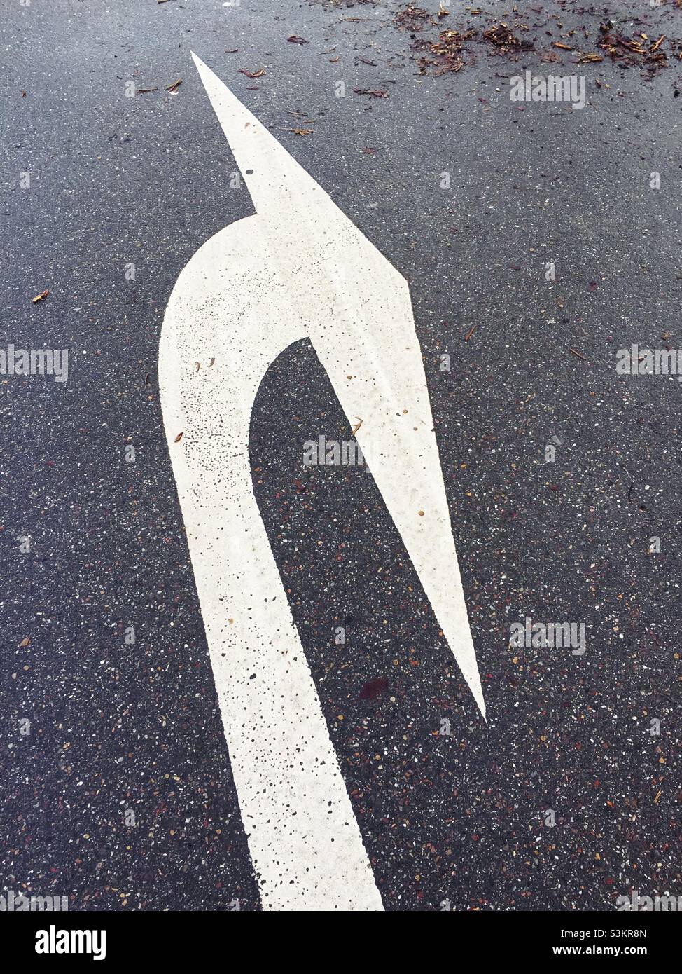Freccia dipinta di bianco con la direzione a destra sulla strada - Immagine stock catturata con smartphone