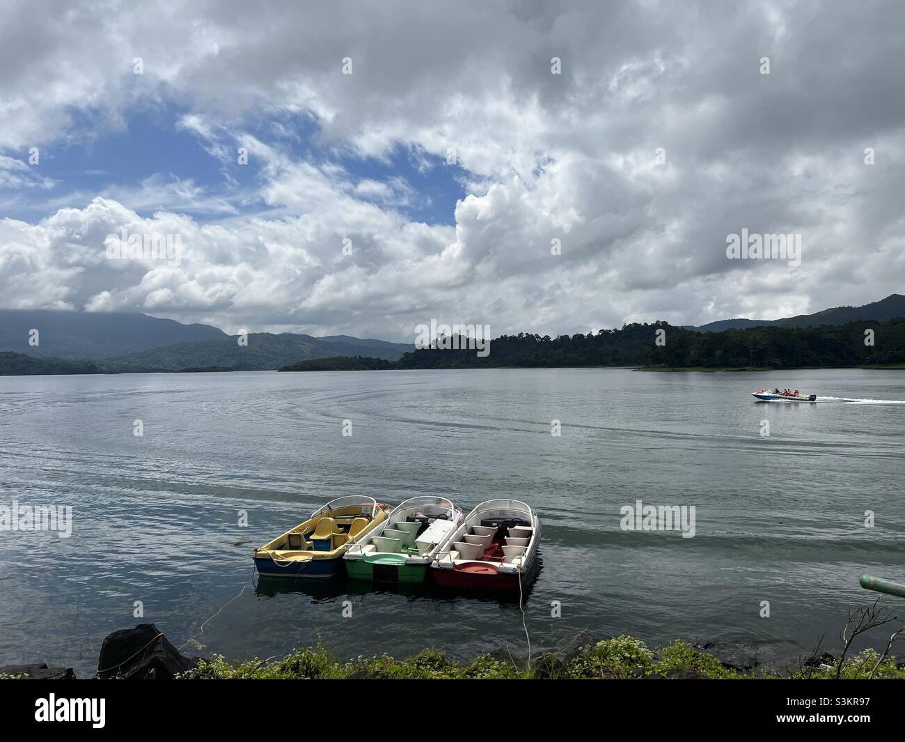 Barche a un lago in Kerala, India. Shot a Banasura sagar Reservoir. La nautica e altre divertenti giostre sono aperte per i visitatori qui dopo un lungo periodo di tempo a causa di covid. Foto Stock