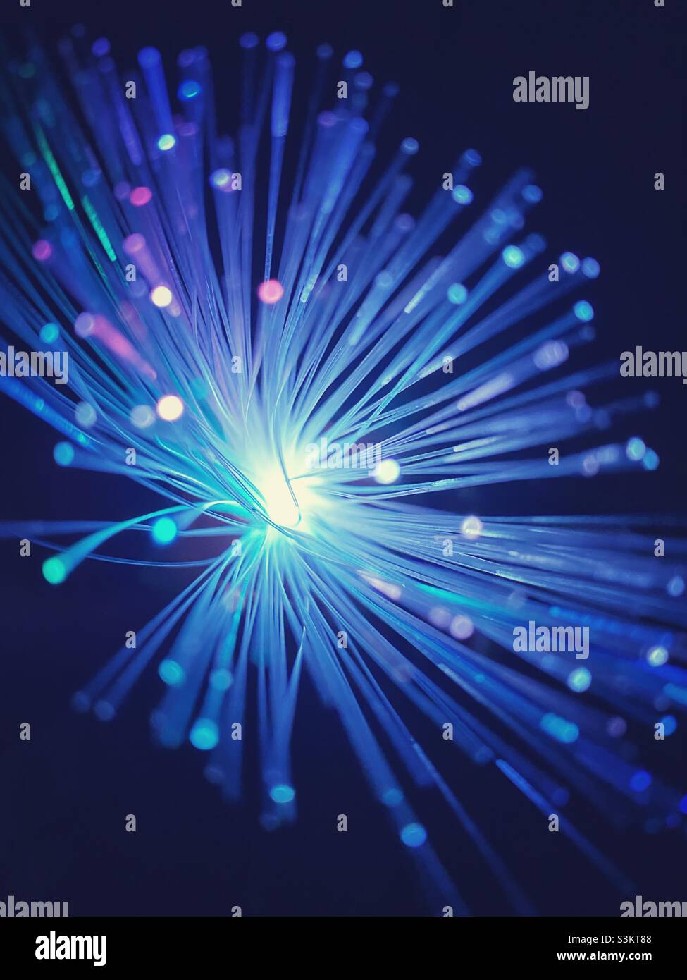 Una fotografia a effetto starburst di una lampada a fibra ottica di colore rosa viola e blu Foto Stock
