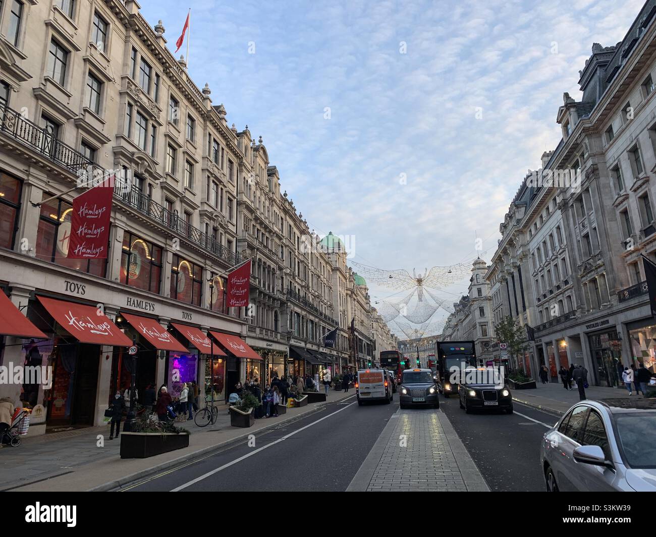 Una vista generale di Regent Street nel centro di Londra. Regent Street è una delle principali vie dello shopping nel West End di Londra. Foto Stock