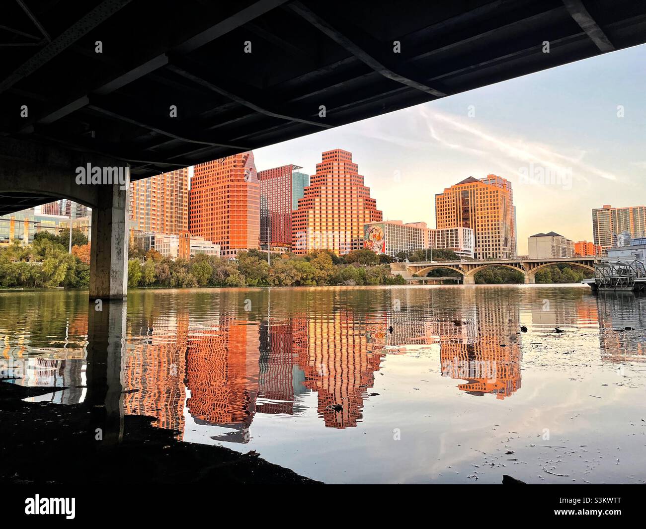 Lo skyline della città di Austin e il ponte dei congressi da sotto un ponte lungo il fiume Colorado. Foto Stock