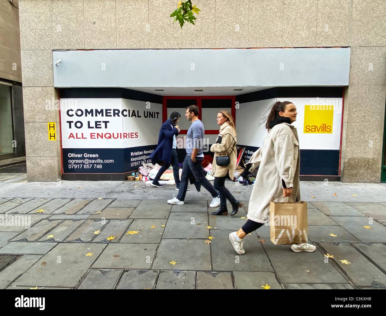 Un negozio vuoto è visto pubblicizzato per lasciare da Savills a Londra il 30 novembre 2021 Foto Stock