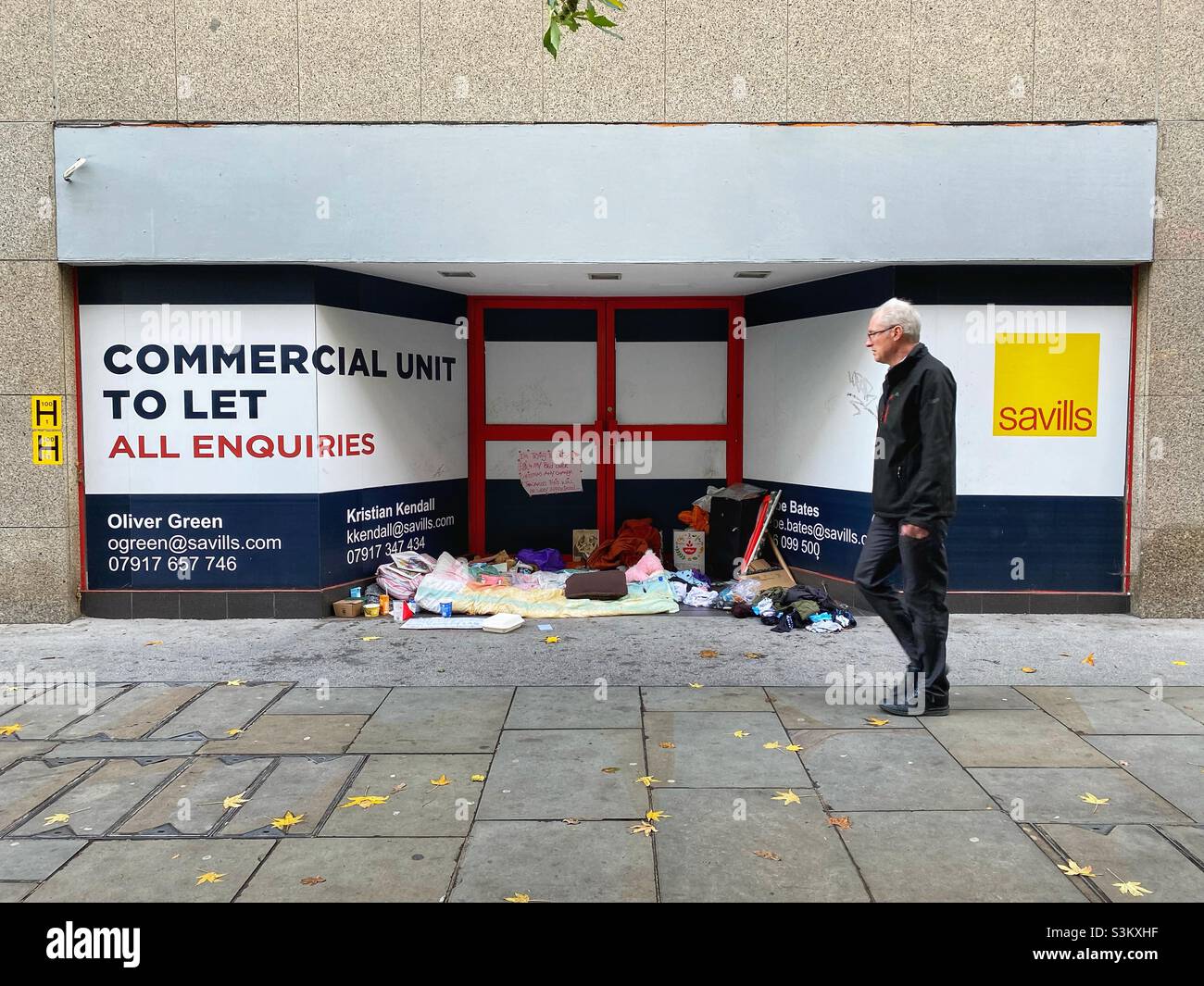 Gli effetti personali di una persona senza tetto sono visti nella porta di un negozio vuoto visto pubblicizzato da Savills a Londra il 30 novembre 2021 a Londra, Inghilterra Foto Stock