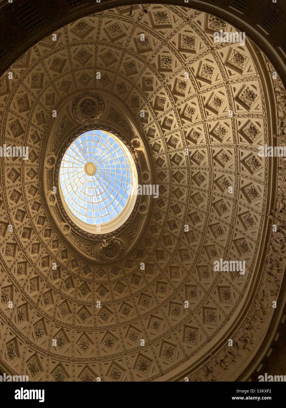 L'interno della cupola e lucernario nella Sala di marmo della Scuola Stowe illuminato dal sole invernale e dalla neve sul lucernario. Foto Stock