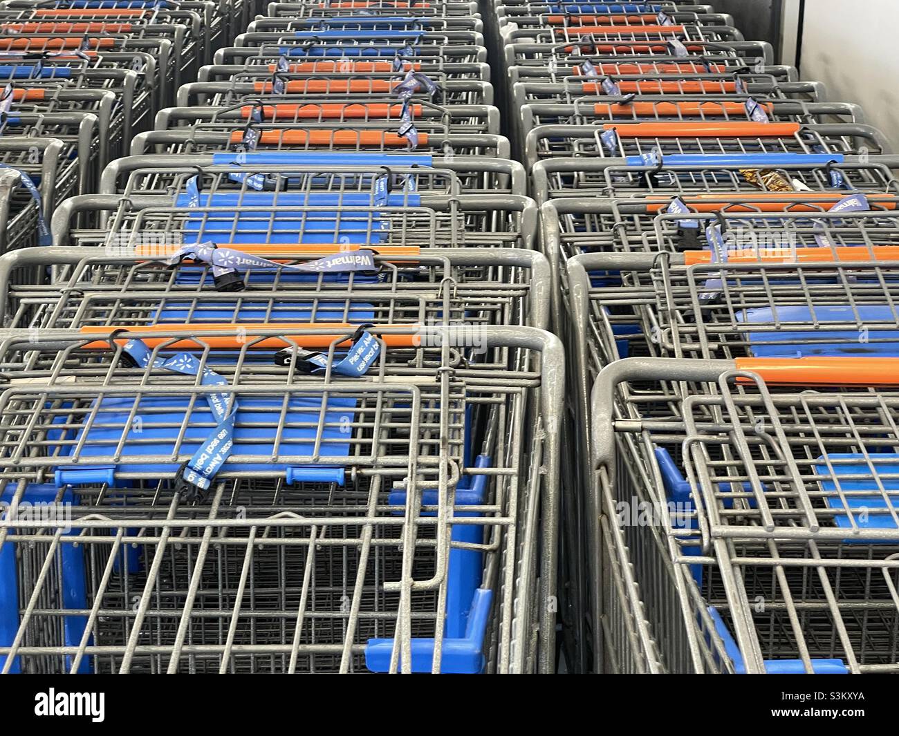 Molti carrelli accodati per lo shopping, pronti per i clienti, in un supercentro locale Walmart nello Utah, Stati Uniti. Foto Stock