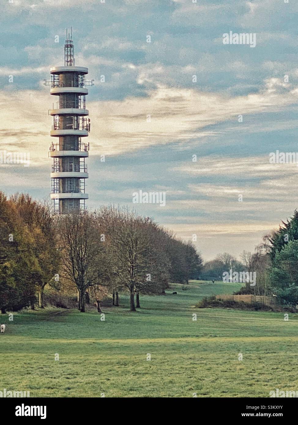 Torre BT a Purdown, Lockleaze, Bristol, in una mattinata ventosa - Immagine stock catturata con smartphone