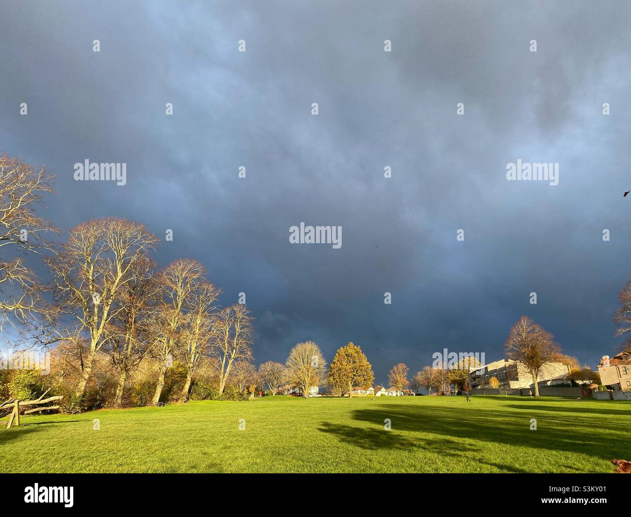 Horfield Common, Bishopston, Bristol, in un giorno d'inverno come una nube di tempesta stava arrivando. Foto Stock