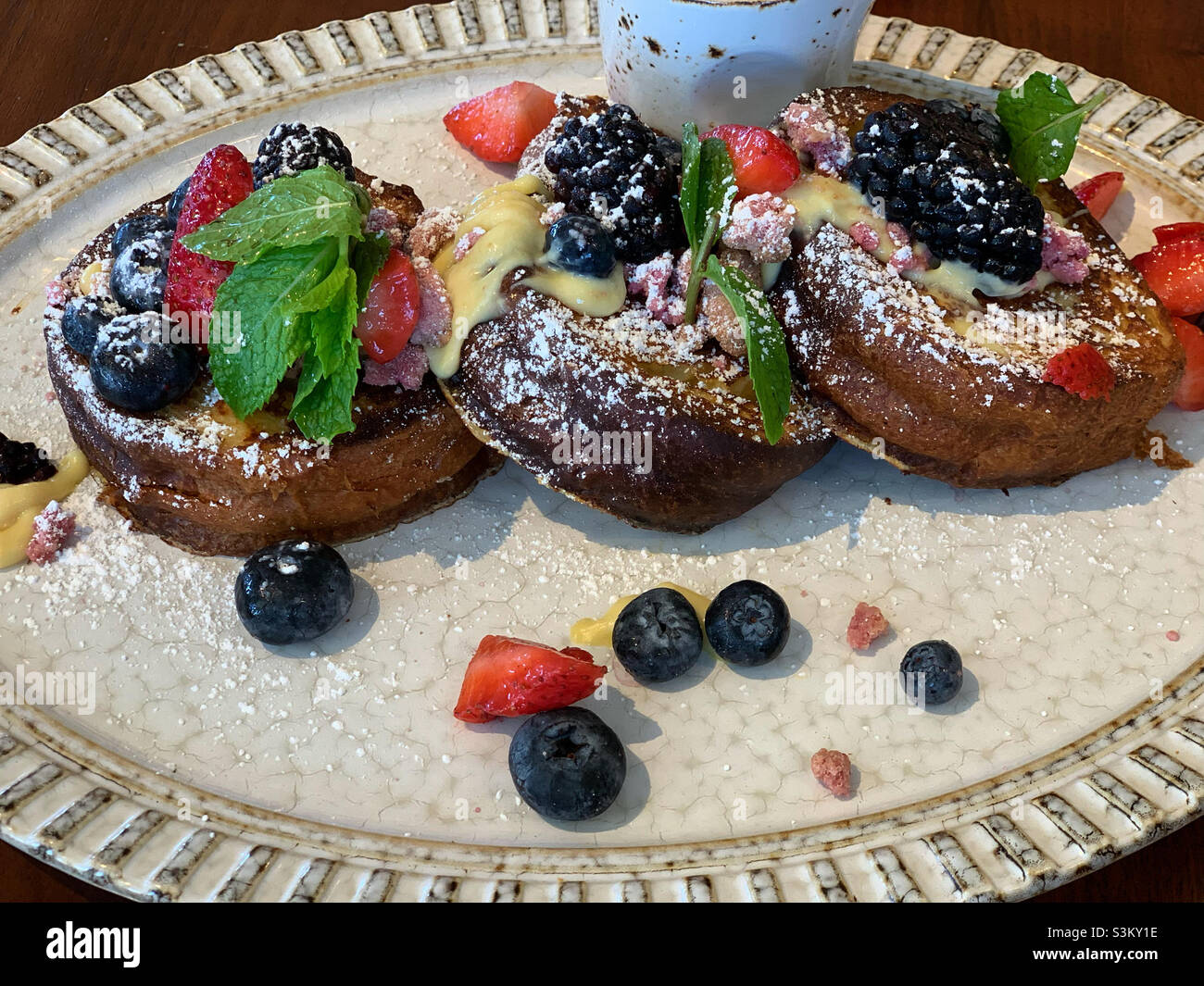 Toast e frutta francesi, Park Hyatt Aviara, Carlsbad, San Diego County, California, Stati Uniti, Nord America - Immagine stock catturata con smartphone