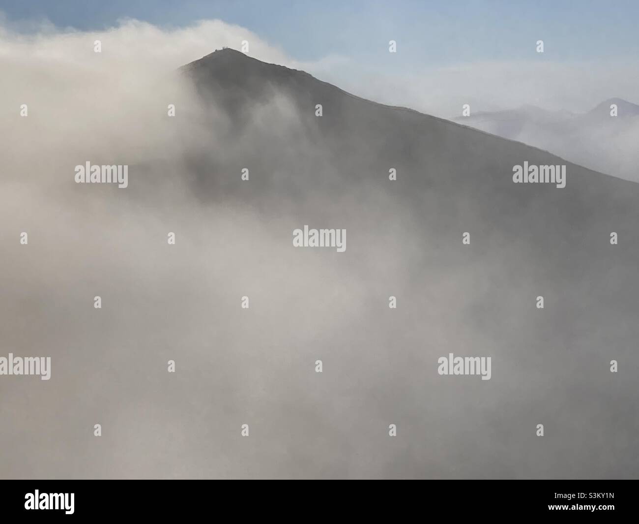 Sopra le nuvole, il monte Beinn Ghlas in Scozia Foto Stock