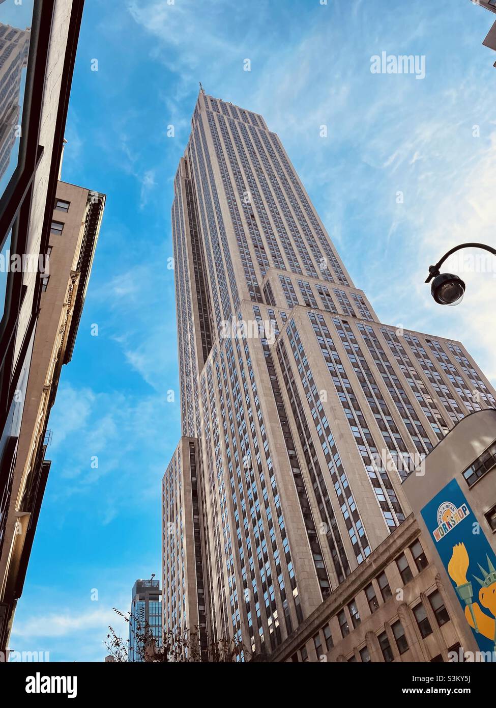 L'Empire state Building, famoso in tutto il mondo, visto da 34th St. A New York City - Immagine stock catturata con smartphone