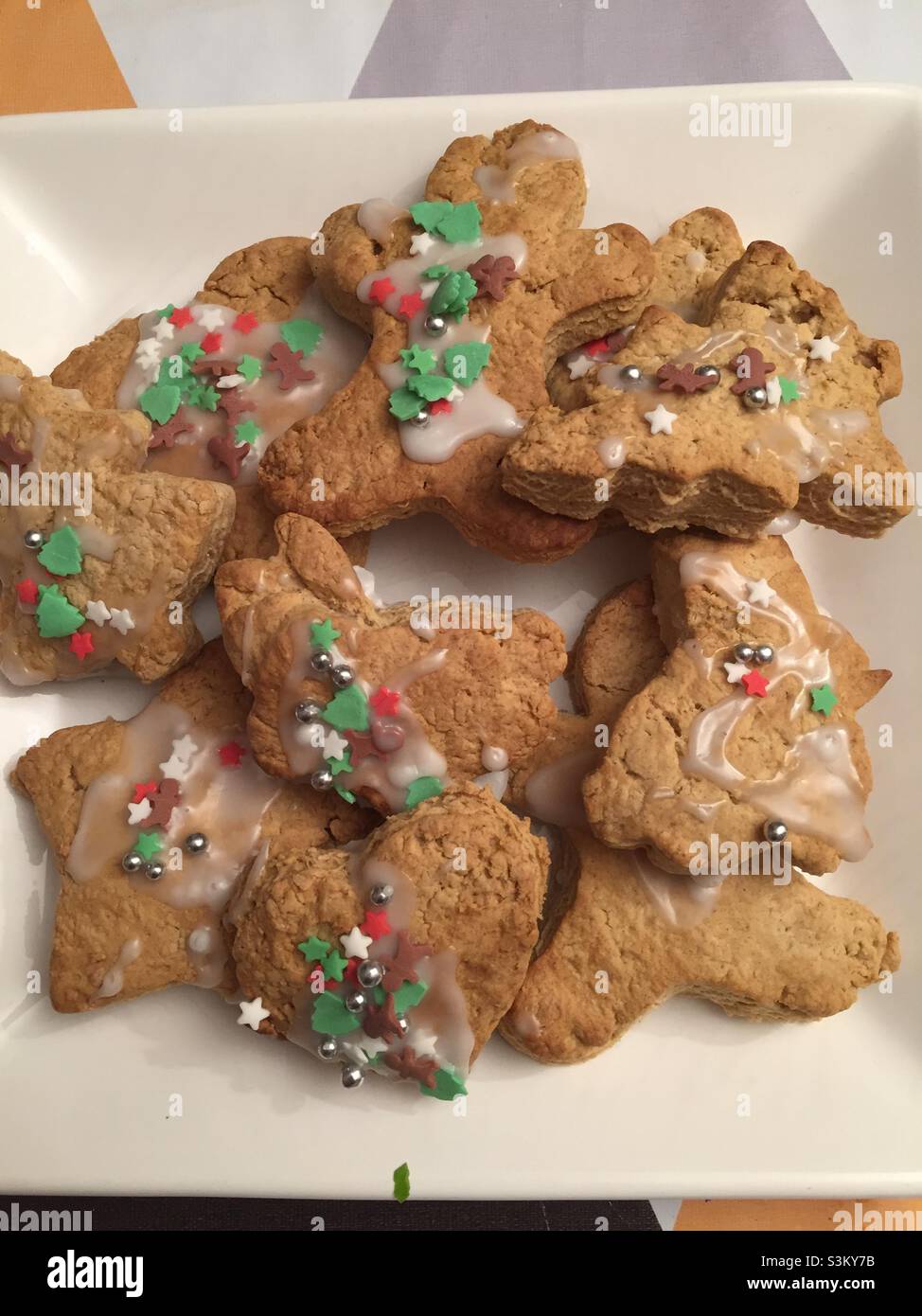 Biscotti allo zenzero fatti in casa per Natale Foto Stock