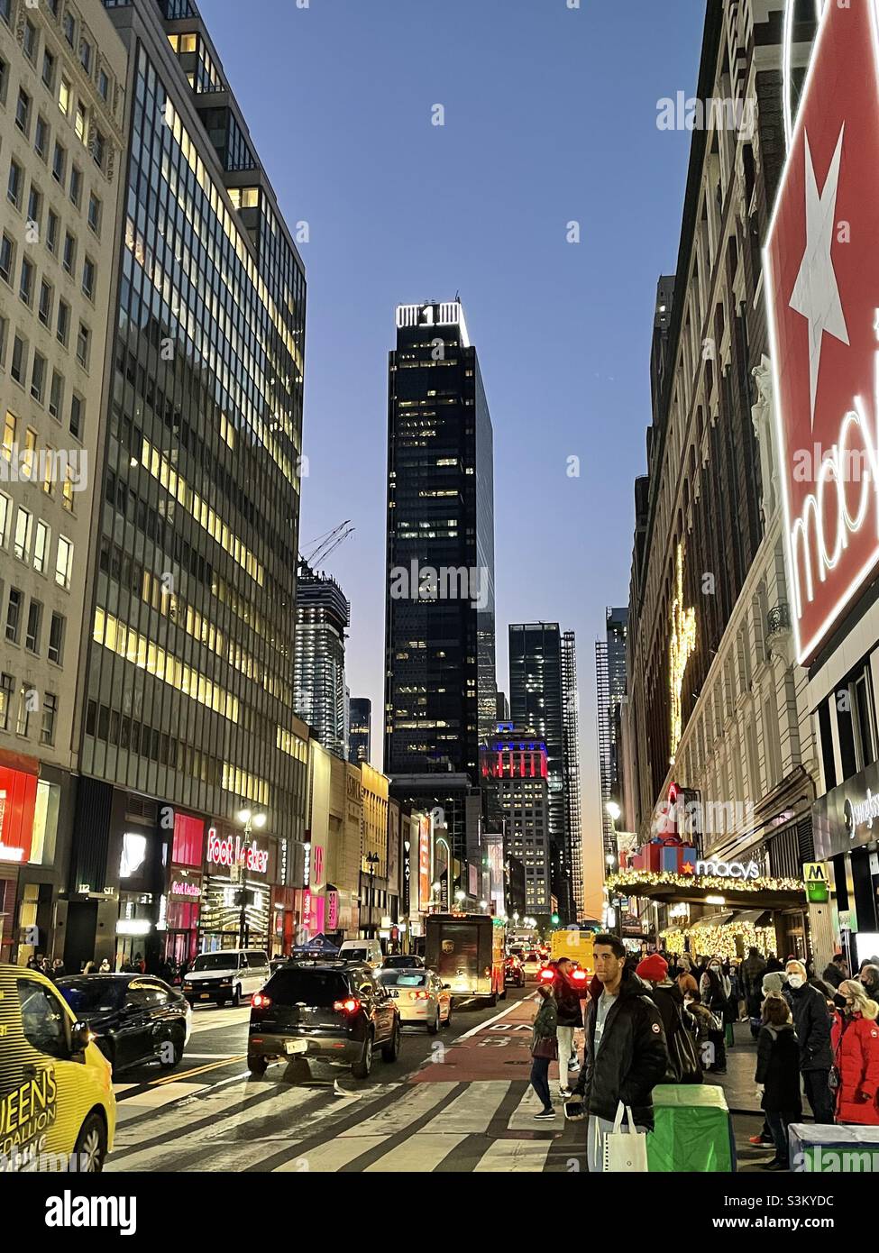 Una vista di una stazione di Penn da Harold Square durante la stagione affollata dello shopping natalizio 2021 a New York City - Immagine stock catturata con smartphone