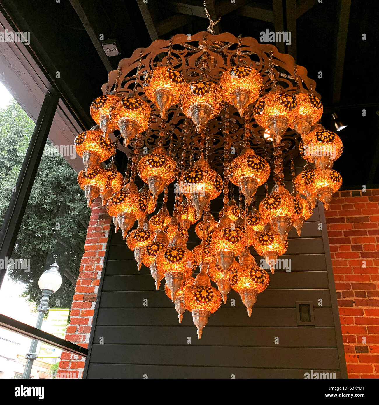 Lampadario, Lokum Turkish Delight e Baklava, San Luis Obispo, San Luis Obispo County, California, Stati Uniti, Nord America - Immagine stock catturata con smartphone