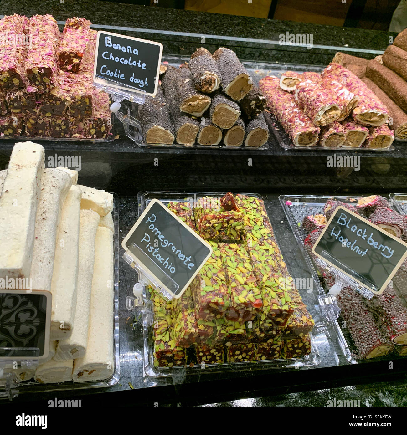 Lokum Turkish Delight and Baklava, San Luis Obispo, San Luis Obispo County, California, Stati Uniti, Nord America - Immagine stock catturata con smartphone