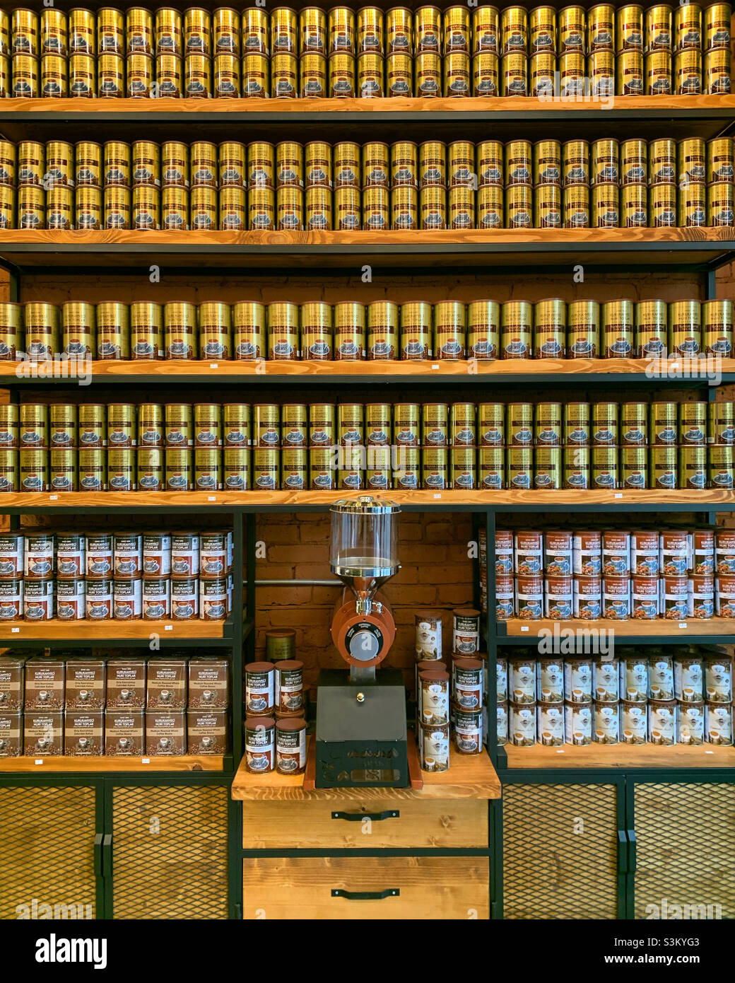 Caffè turco in vendita a Lokum Turkish Delight and Baklava, San Luis Obispo, San Luis Obispo County, California, Stati Uniti, Nord America - Immagine stock catturata con smartphone