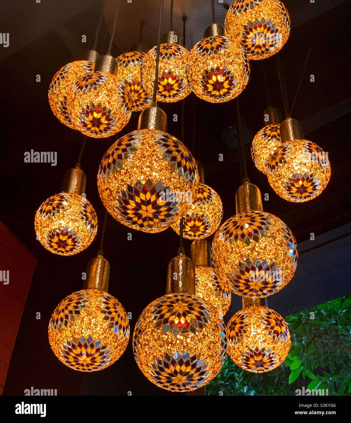 Illuminazione, Lokum Turkish Delight and Baklava, San Luis Obispo, San Luis Obispo County, California, Stati Uniti, Nord America - Immagine stock catturata con smartphone