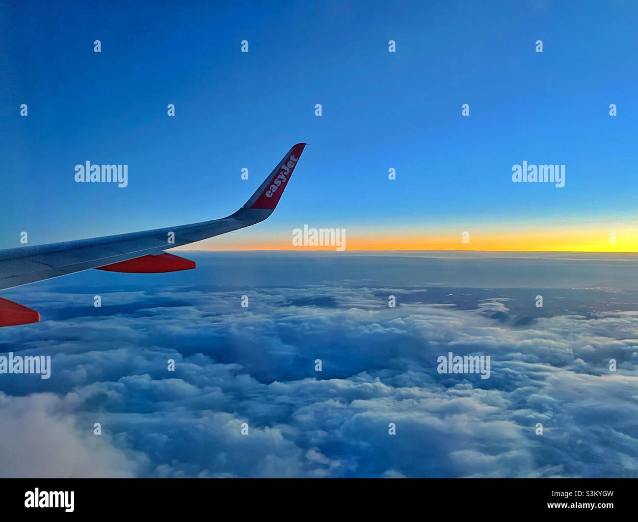 Volo easyJet da Bristol a Edimburgo, con un cielo all'alba sulle nuvole pesanti, dicembre. Foto Stock